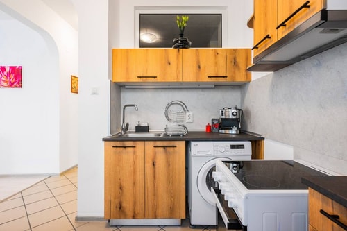 Central 1BD with Workspace & Subway Access 10 Flataway