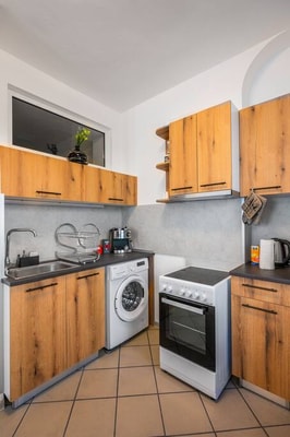 Central 1BD with Workspace & Subway Access 12 Flataway
