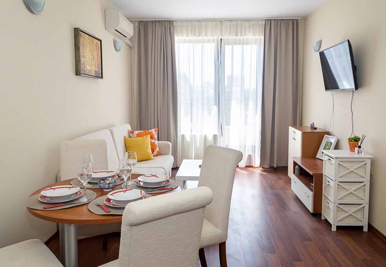 Beachfront Bliss-1BR Sea View Flat in Golden Sands 12 Flat Manager Booking