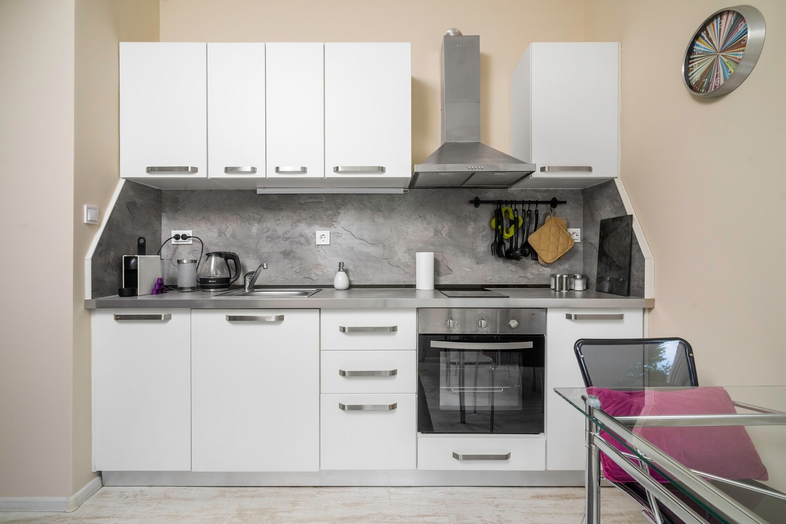 Cozy Nest near Eagle's Bridge with Workspace 3 Flat Manager Booking