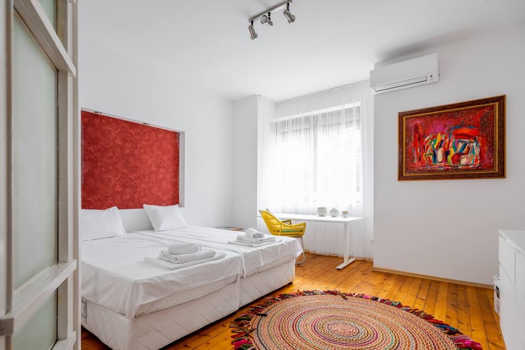 Sofia's Vintage Gem: Spacious 2BD Flat on Solunska Flataway