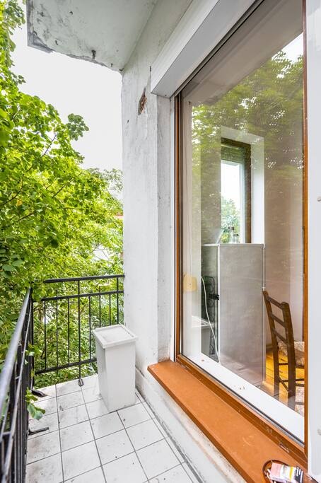 Sofia's Vintage Gem: Spacious 2BD Flat on Solunska Flataway