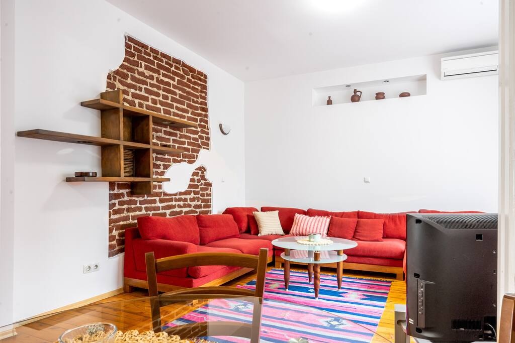 Sofia's Vintage Gem: Spacious 2BD Flat on Solunska Flataway