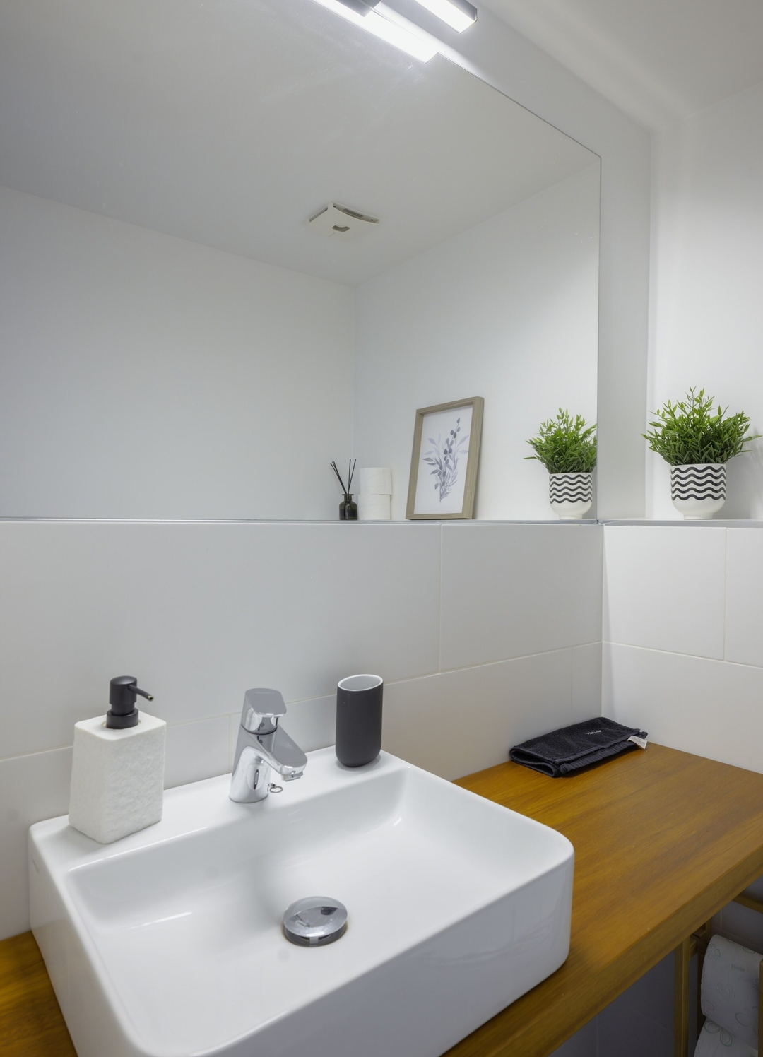 Luminous Central Retreat: Spacious 2BD Apartment 41 Flat Manager Booking