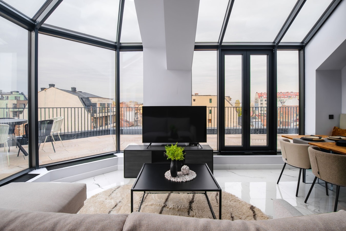Exquisite Penthouse: Luxe Living with City Views Flat Manager Booking