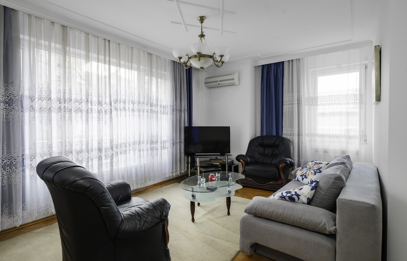 Cozy 2BD Apartment close to South Park 4 Flat Manager Booking