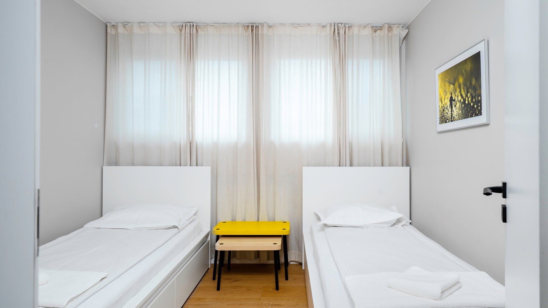 Quiet 2 BDR Comfort Near NDK + Workspace 3 Flat Manager Booking