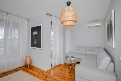 AeroLuxe Living 1BD Apartment 5 Flat Manager Booking