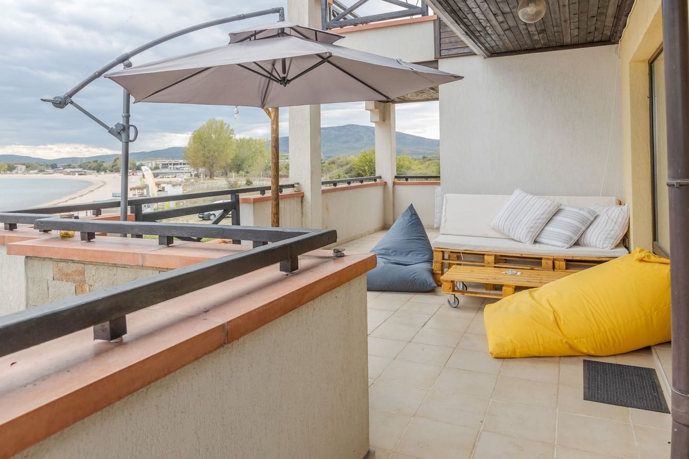 Lovely 3BD flat with PARKING and SEA VIEW Flat Manager Booking