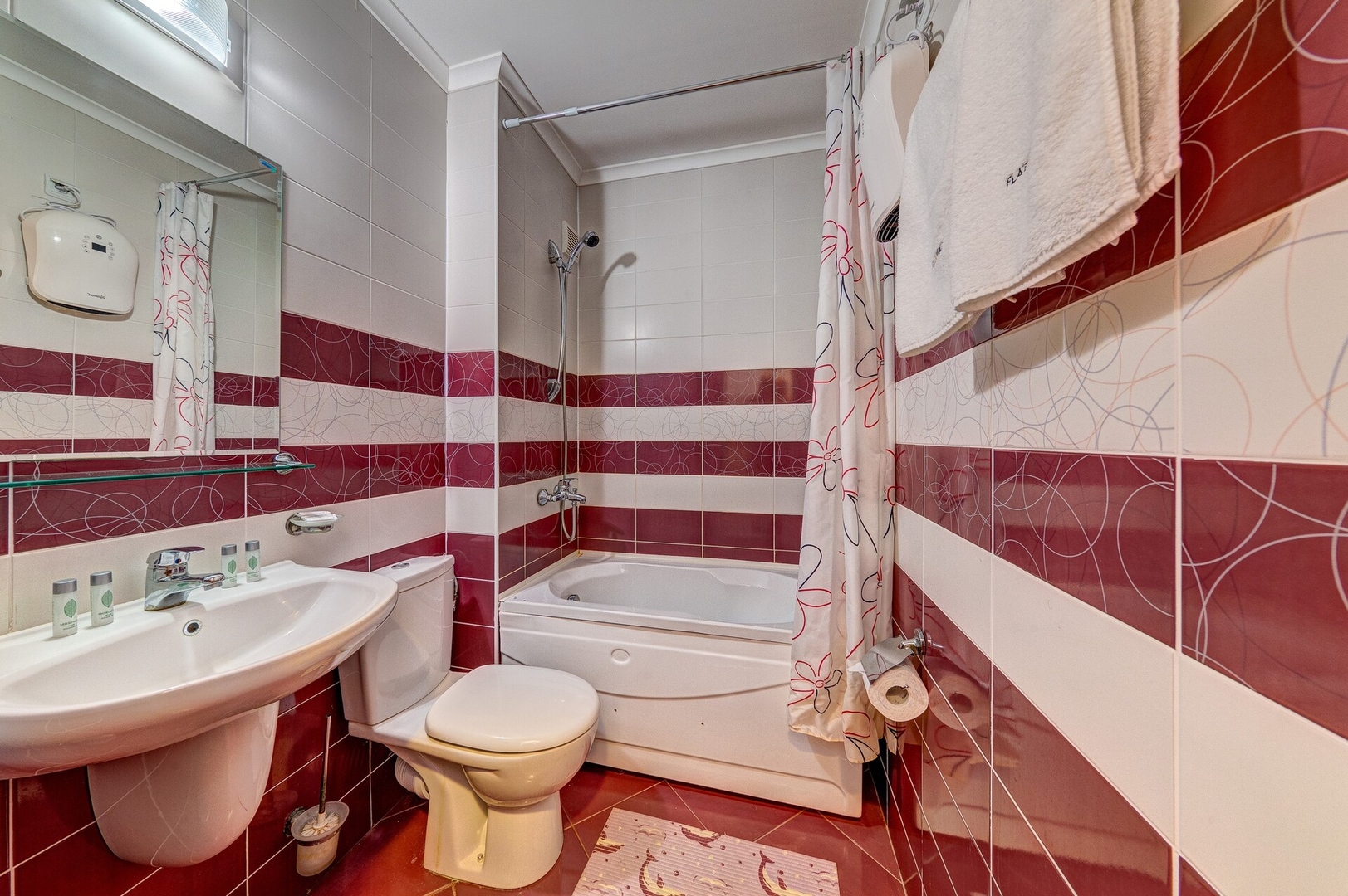 Colorful 2BD Apartment with Indoor Fireplace 11 Flat Manager Booking