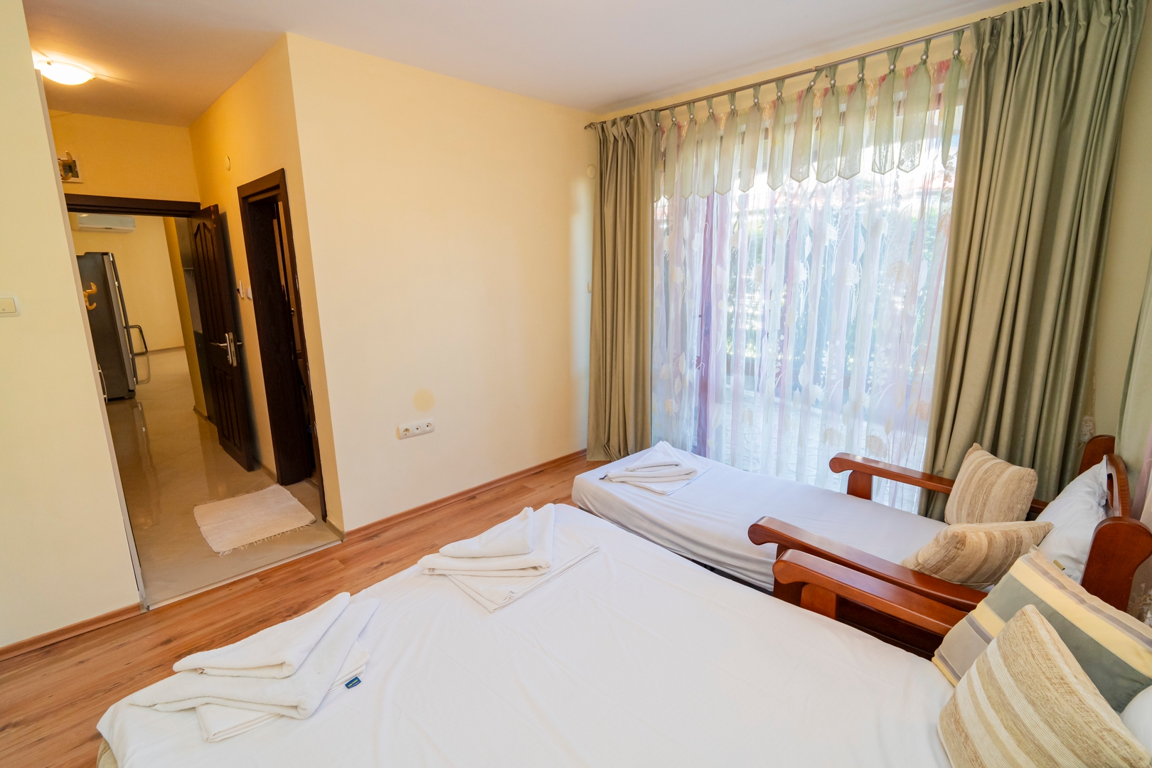 The Family Courtyard - LARGE 2BD Apartment 9 Flat Manager Booking