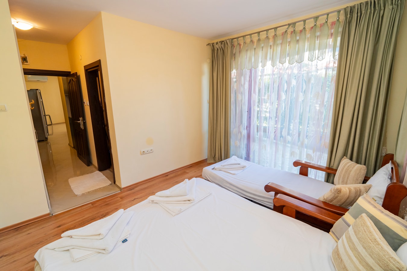 The Family Courtyard - LARGE 2BD Apartment 9 Flat Manager Booking