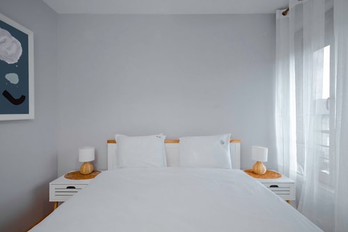AeroLuxe Living 1BD Apartment 2 Flat Manager Booking