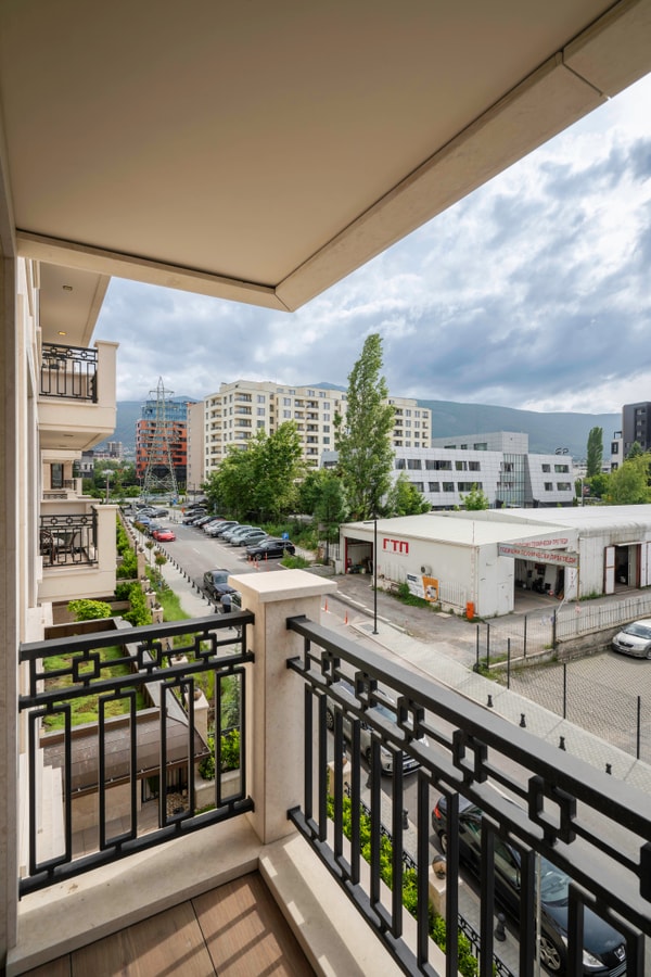 Stylish Urban Haven with Dedicated Parking Spot 14 Flat Manager Booking