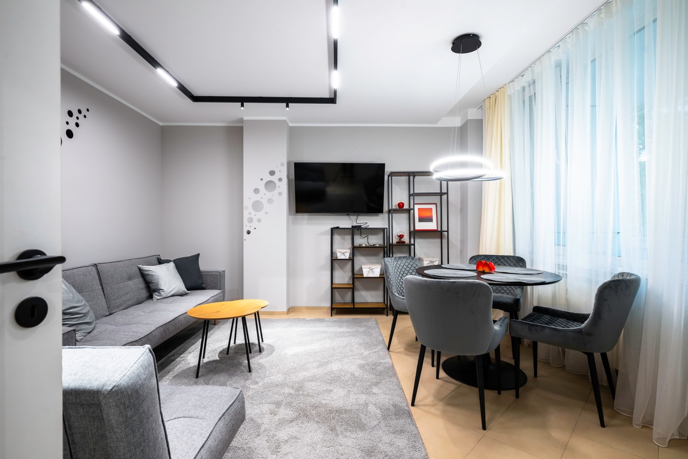 Silver Gem ~ 1BD with desk and balcony 8 Flat Manager Booking