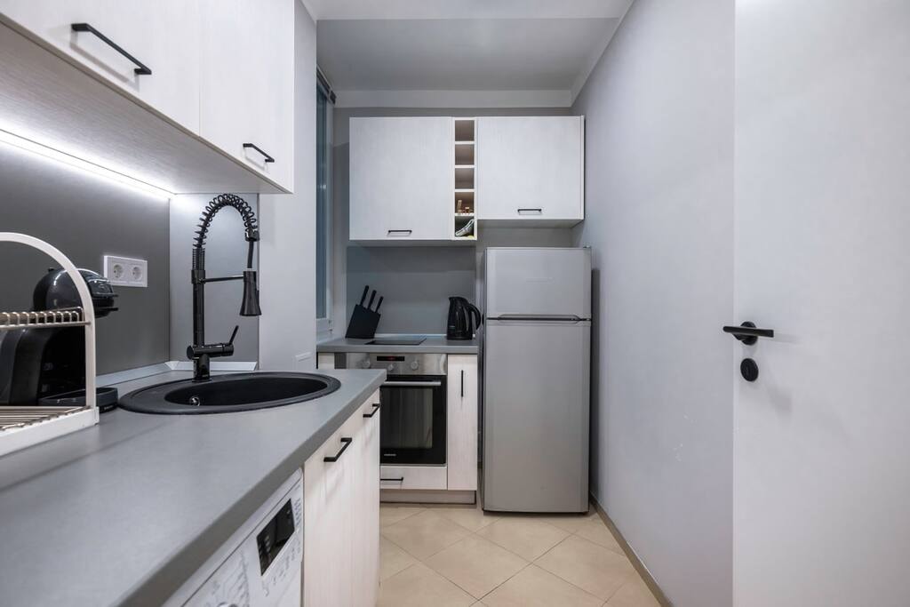 Silver Gem ~ 1BD with desk and balcony 11 Flat Manager Booking