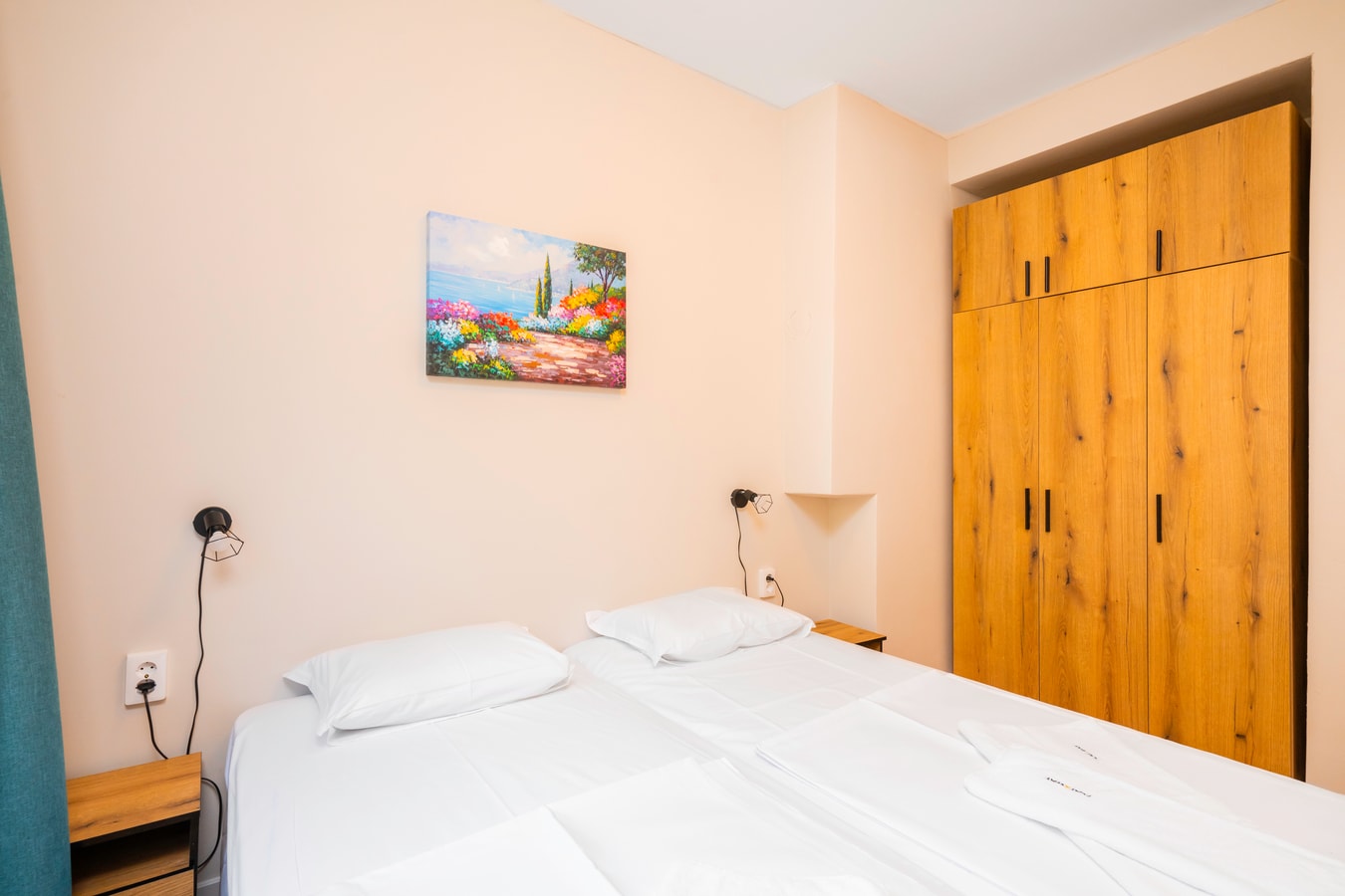 Spacious 2BD Near NDK with WorkSpace 11 Flat Manager Booking