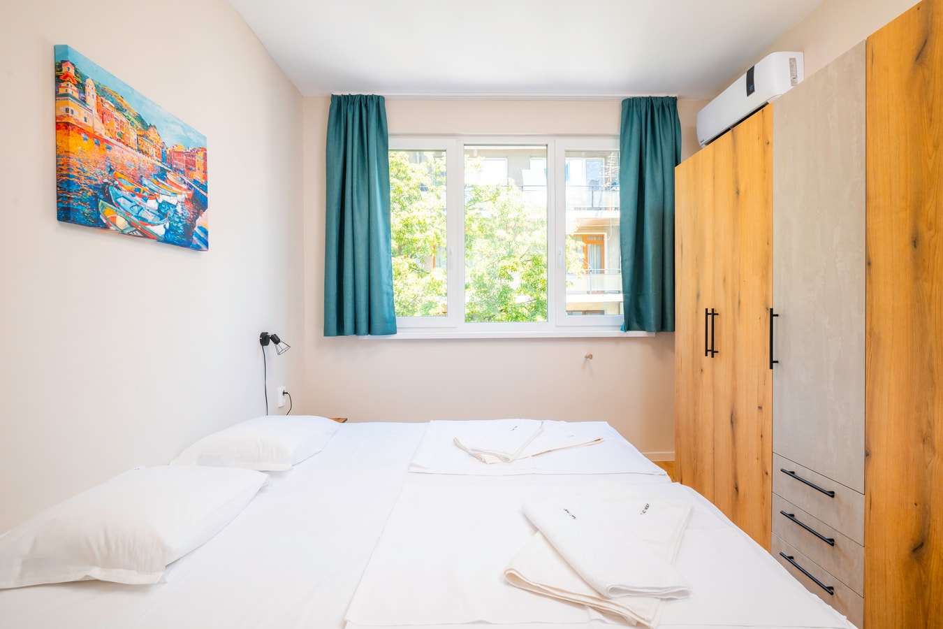 Spacious 2BD Near NDK with WorkSpace 13 Flat Manager Booking