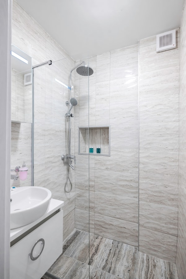 Spacious 2BD Near NDK with WorkSpace 14 Flat Manager Booking