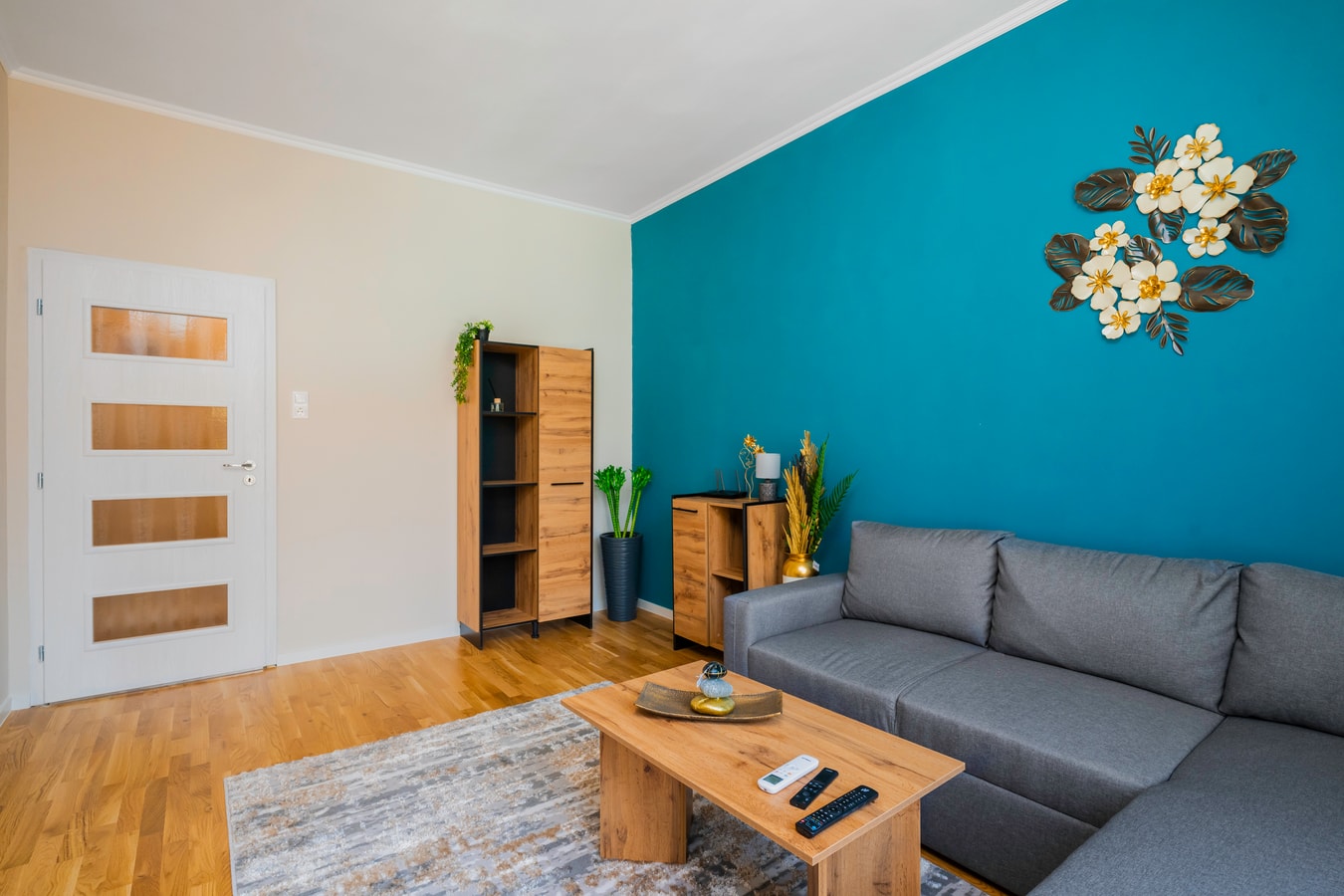 Spacious 2BD Near NDK with WorkSpace 9 Flat Manager Booking