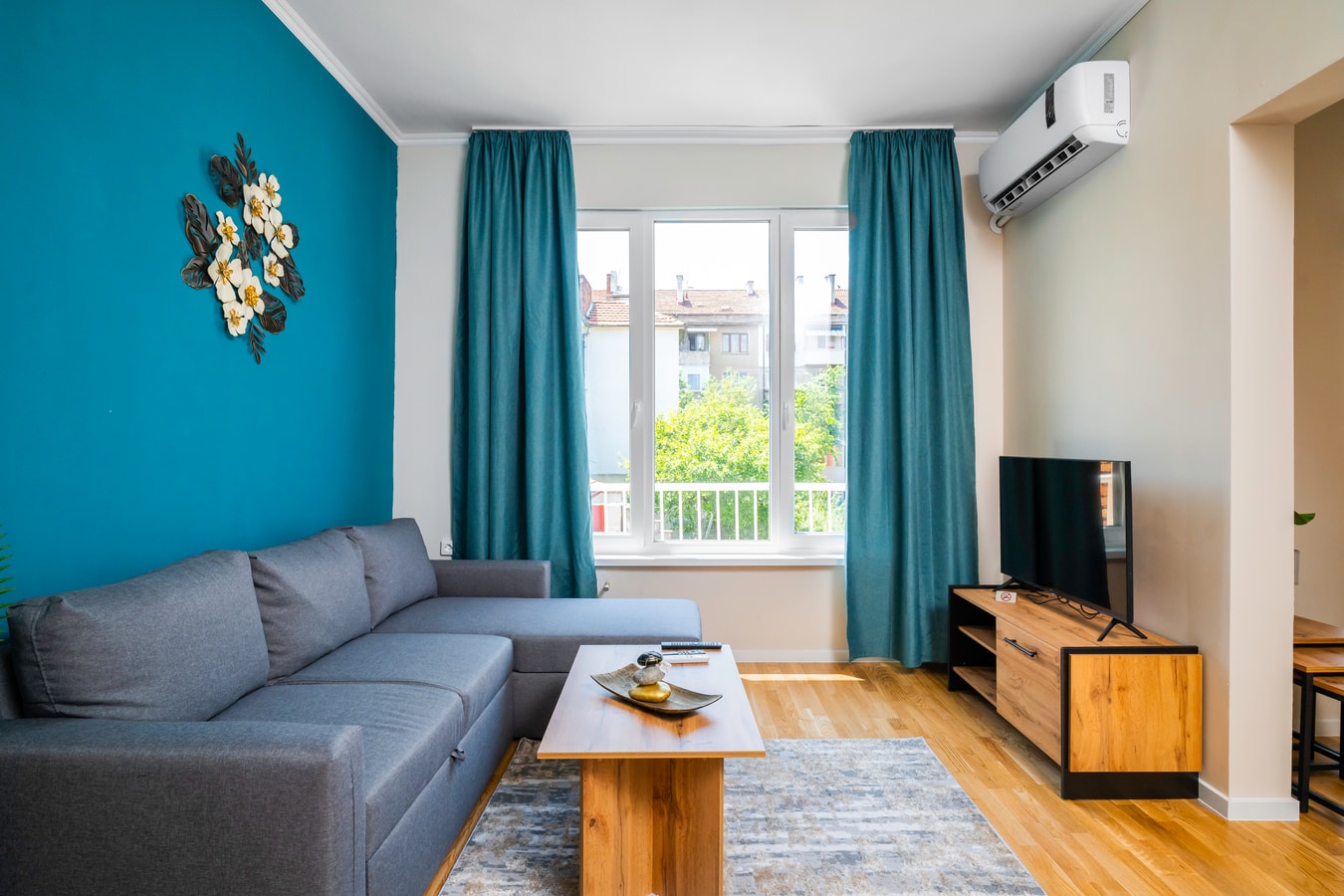Spacious 2BD Near NDK with WorkSpace 8 Flat Manager Booking