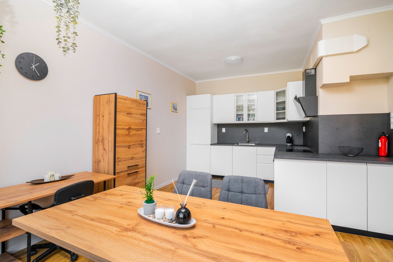 Spacious 2BD Near NDK with WorkSpace 7 Flat Manager Booking