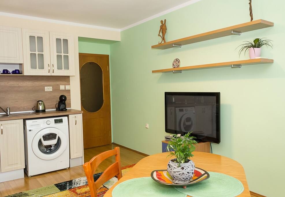 2BD Family Apt in Varna - 10 Min to Beach & Center Flataway