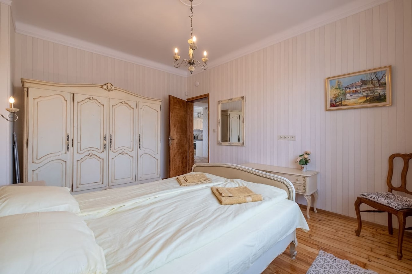ARTilcious Two Bedroom Park View Apartment 4 Flat Manager Booking