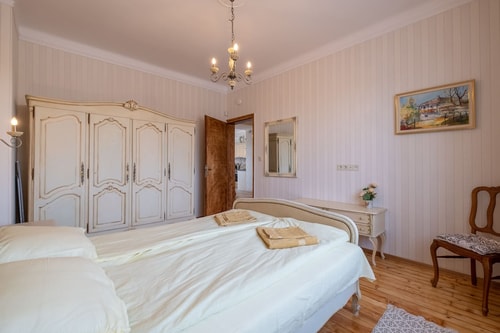 ARTilcious Two Bedroom Park View Apartment 4 Flat Manager Booking