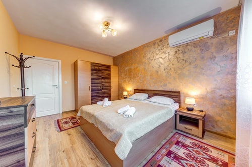 Bright retreat with Balcony & Mountain Views 11 Flat Manager Booking