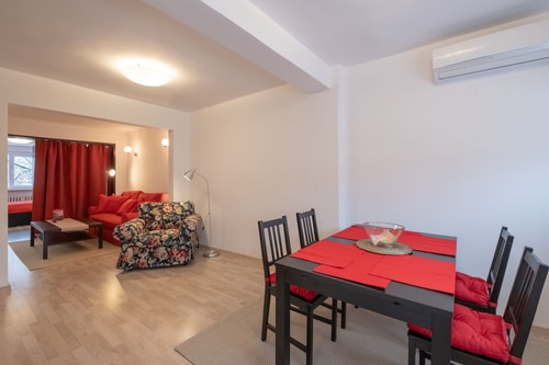 LZ - Spacious One Bedroom Apartment in Top Centre 10 Flataway
