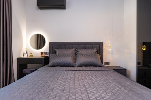 White&Grey Two 1-BD Apartments 106 Flat Manager Booking