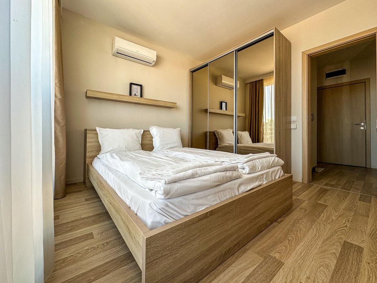 Nadya Ralevitsa 2 - 1BD · Quiet & Comfortable Urban Retreat 12 Flat Manager Booking