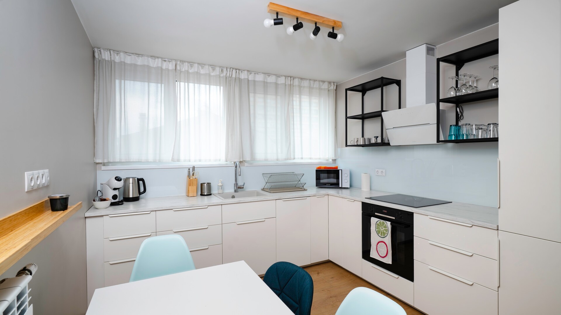 Quiet 2 BDR Comfort Near NDK + Workspace 1 Flat Manager Booking