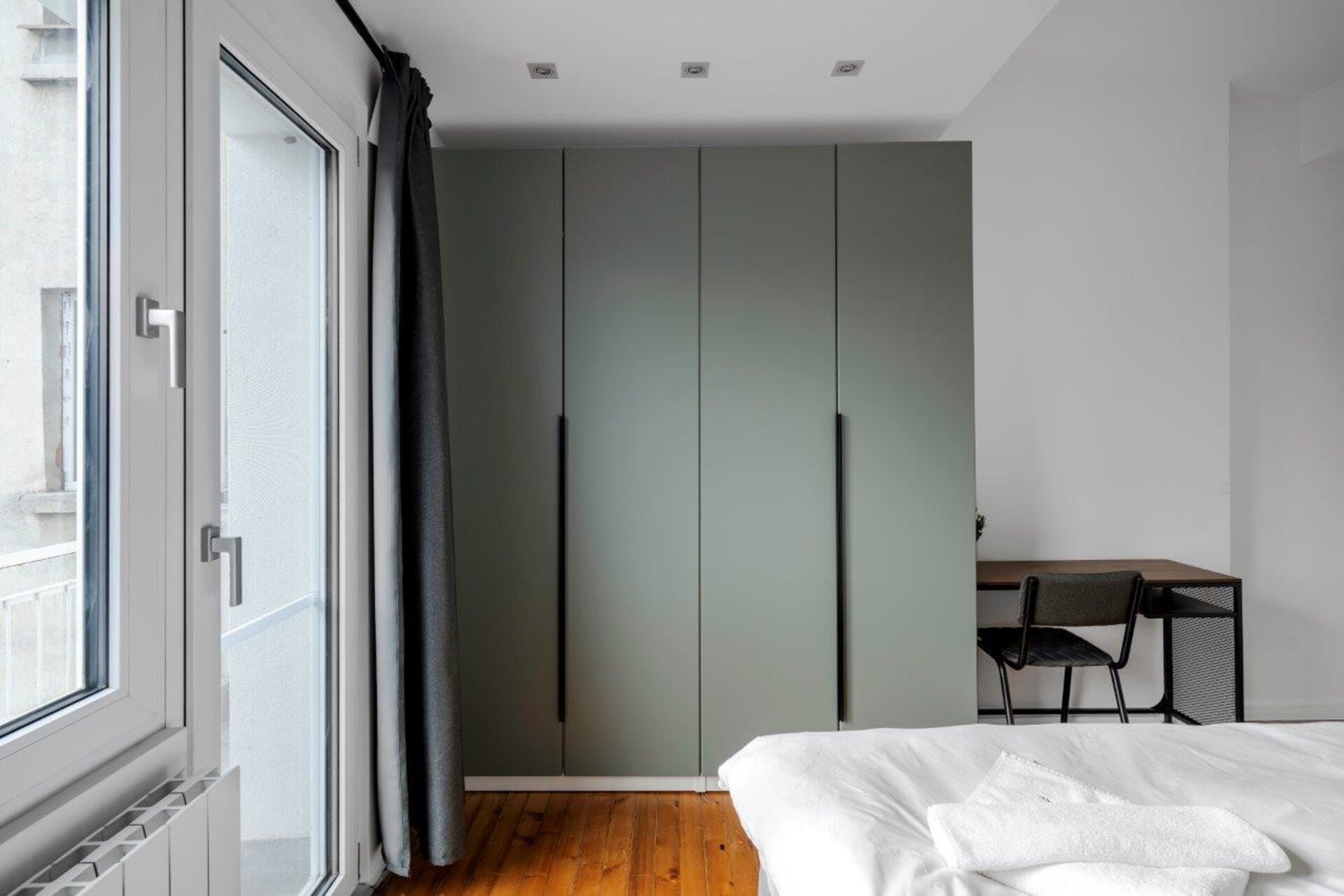 Luminous Central Retreat: Spacious 2BD Apartment 32 Flat Manager Booking