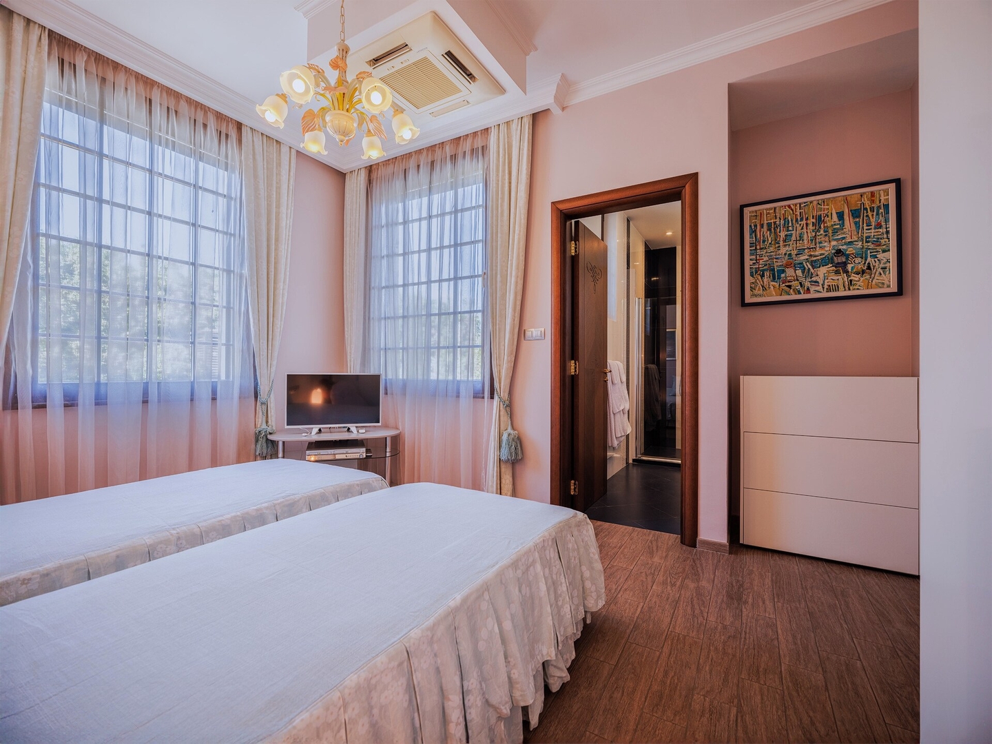 Luxury Villa with Pool- 4 Bedrooms in BlackSeaRama 14 Flat Manager Booking