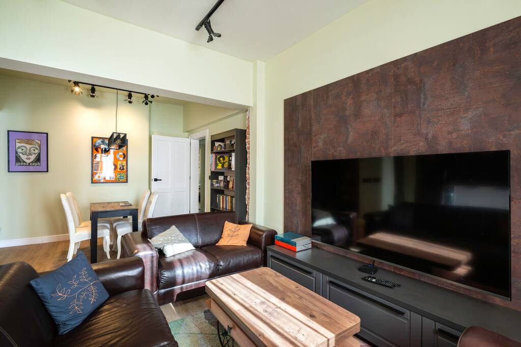 Urban Charm & Comfort: Chic 2BD in Prime Location Flataway