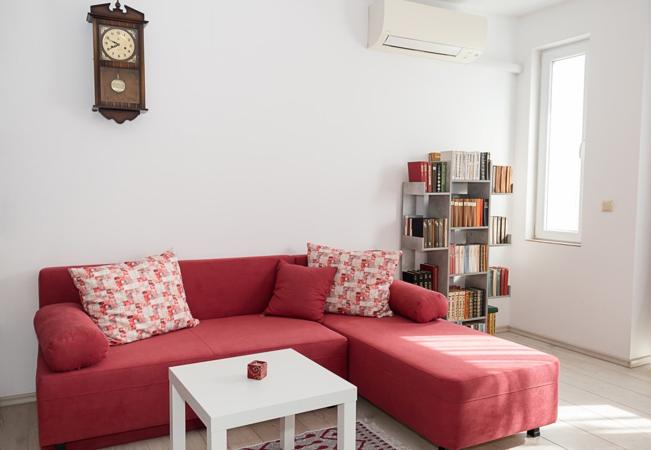 Bright & Elegant 1-BR Flat Near the City Center 1 Flat Manager Booking