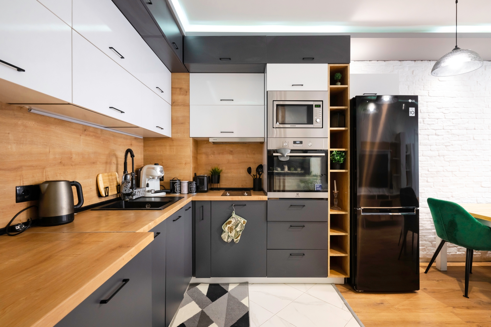 Feel Right at Home: Bright and Modern Apartment 2 Flat Manager Booking
