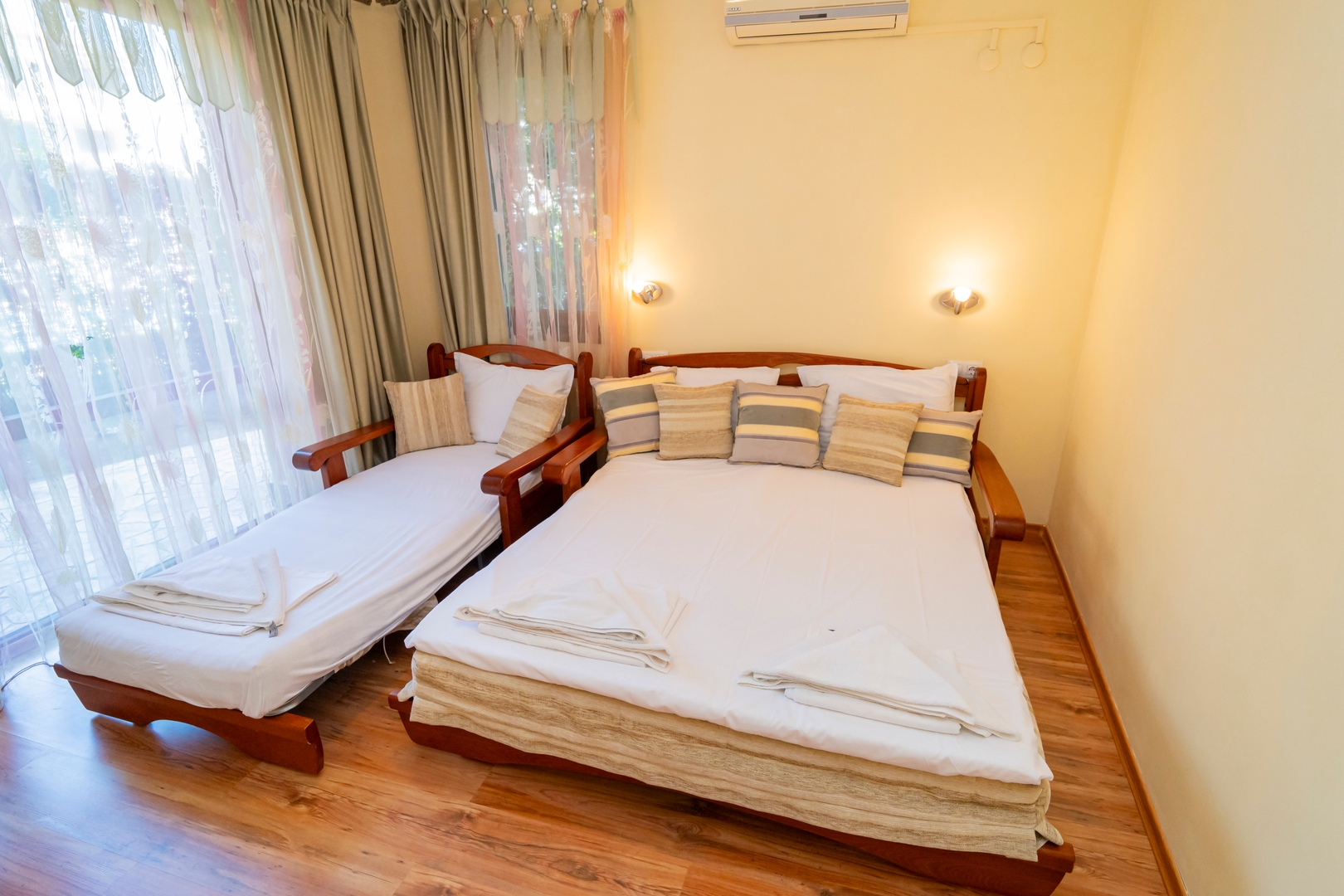 The Family Courtyard - LARGE 2BD Apartment 2 Flat Manager Booking