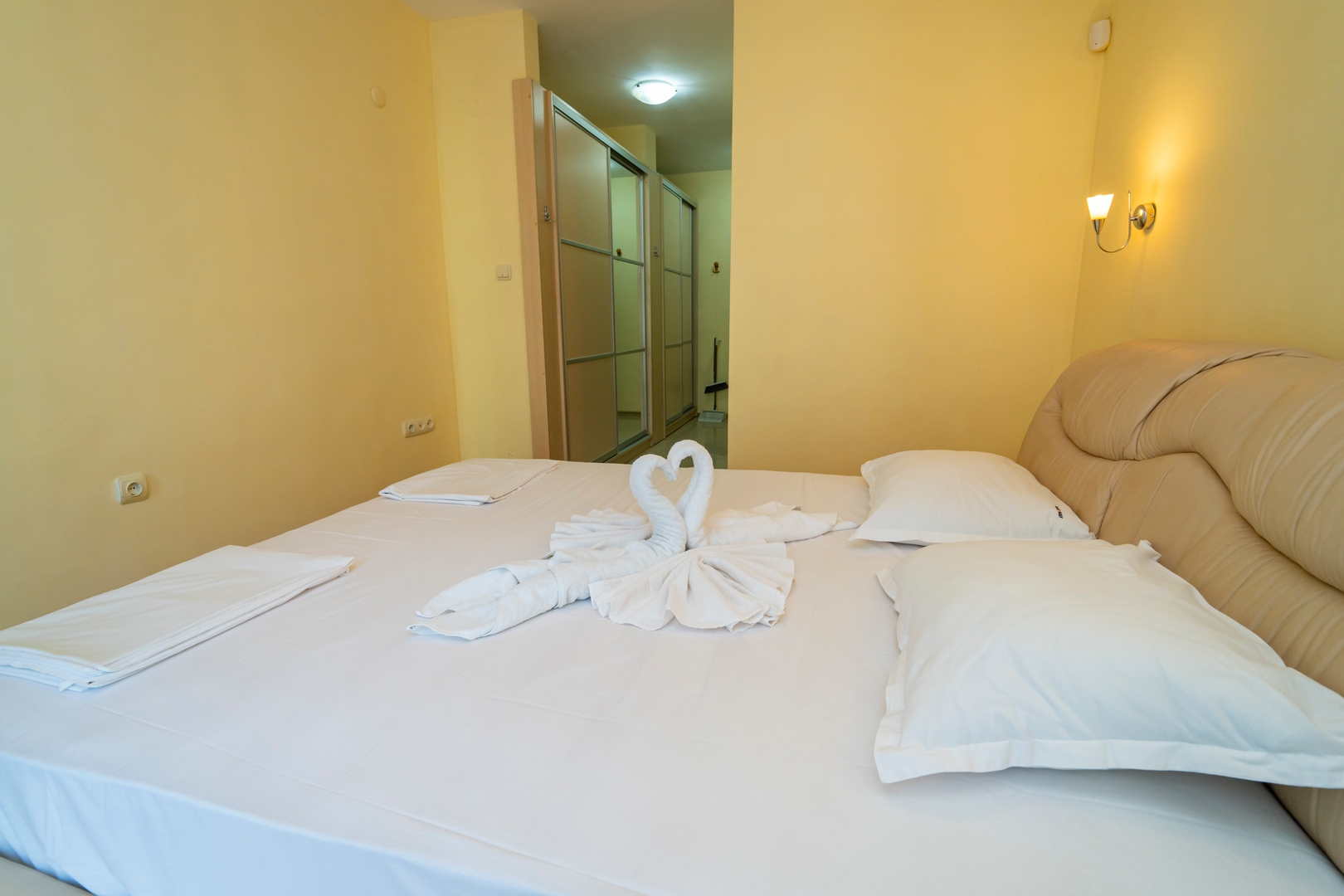The Family Courtyard - LARGE 2BD Apartment 15 Flat Manager Booking