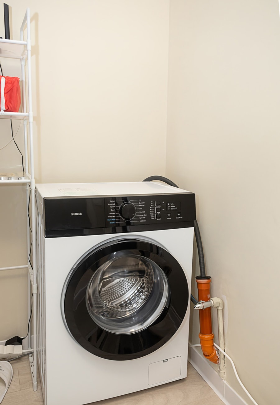 Bright One-Bedroom Flat with Balcony | Quiet Area 14 Flat Manager Booking