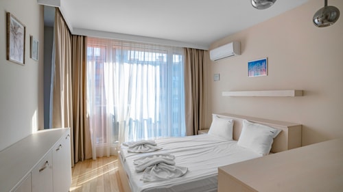 Nadya Ralevitsa 1BD · Modern & Spacious Stay with Free Parking 2 Flat Manager Booking