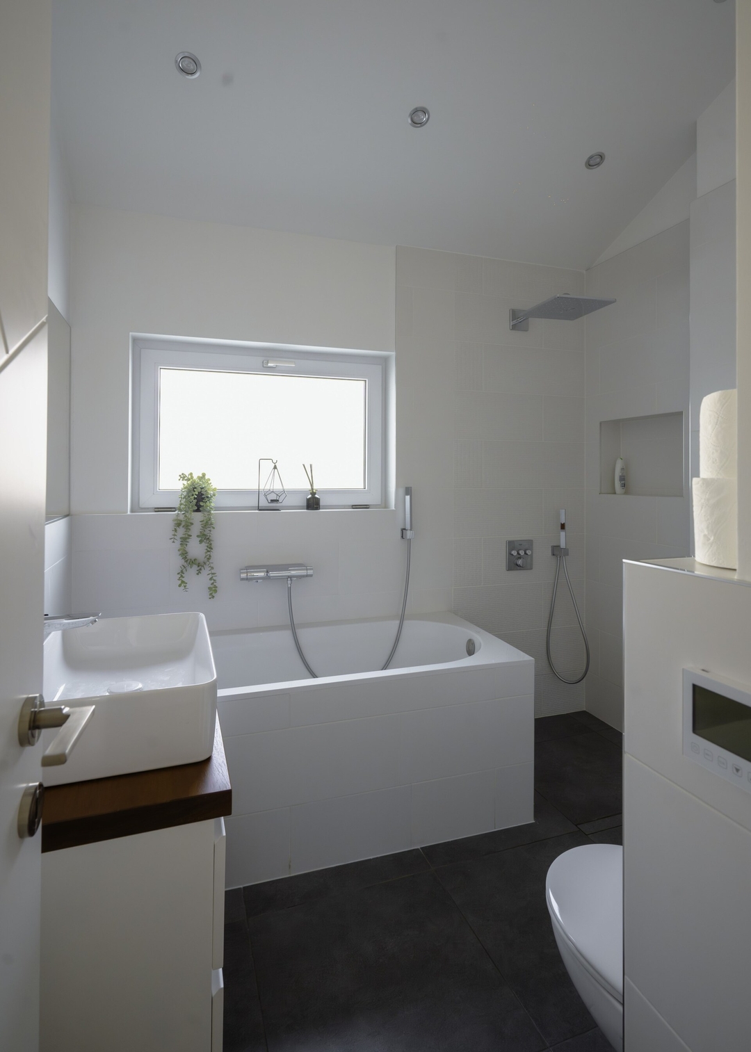Luminous Central Retreat: Spacious 2BD Apartment 38 Flat Manager Booking