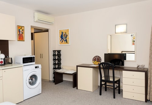 Sunny Studio in Hotel Berlin, Steps from the Beach 7 Flat Manager Booking