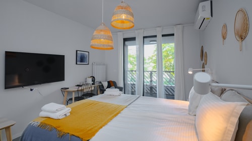 Aviva City Stay – Blue Note Studio 2 Flat Manager Booking