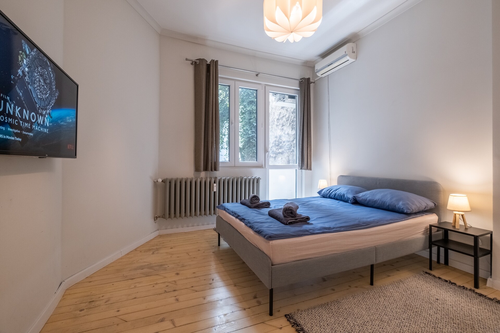Spacious 2BR Flat with Terrace 2 Flat Manager Booking