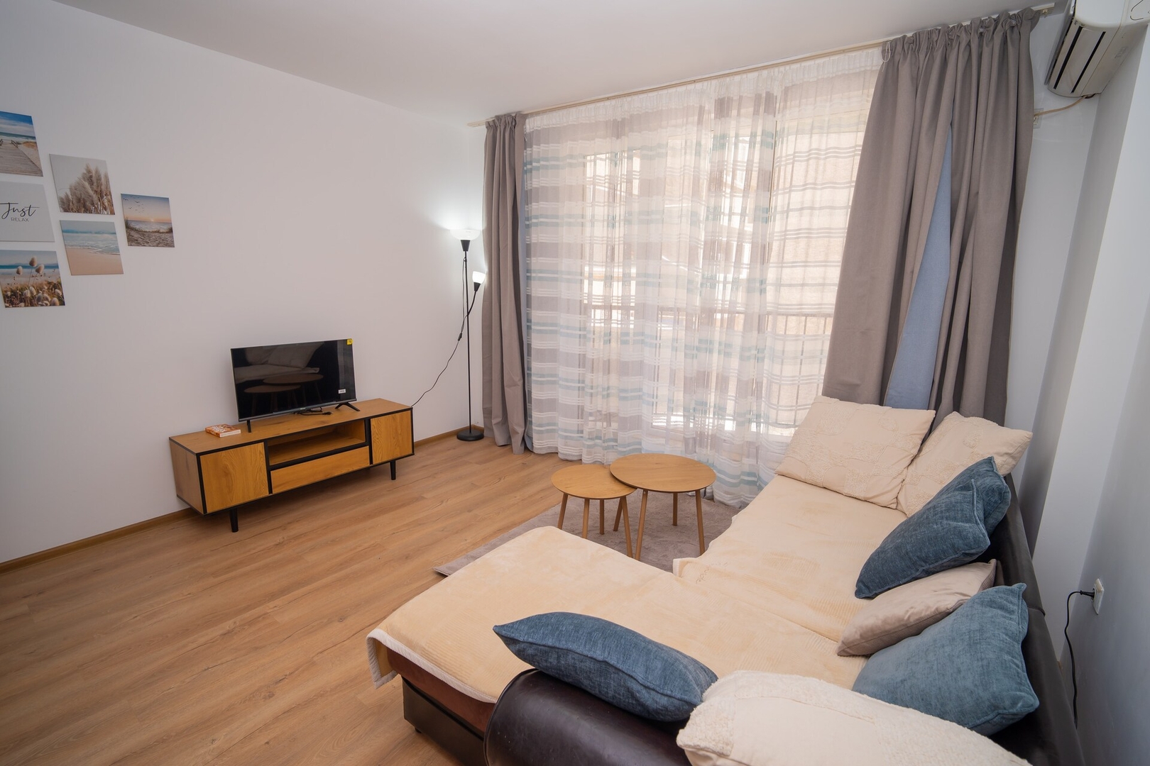 Spacious 2BD Apartment - Walk to City Center 10 Flat Manager Booking