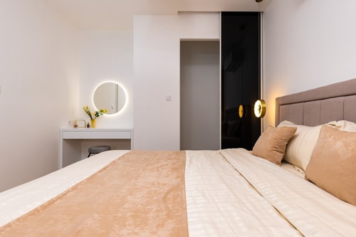 White&Grey Two 1-BD Apartments 7 Flat Manager Booking