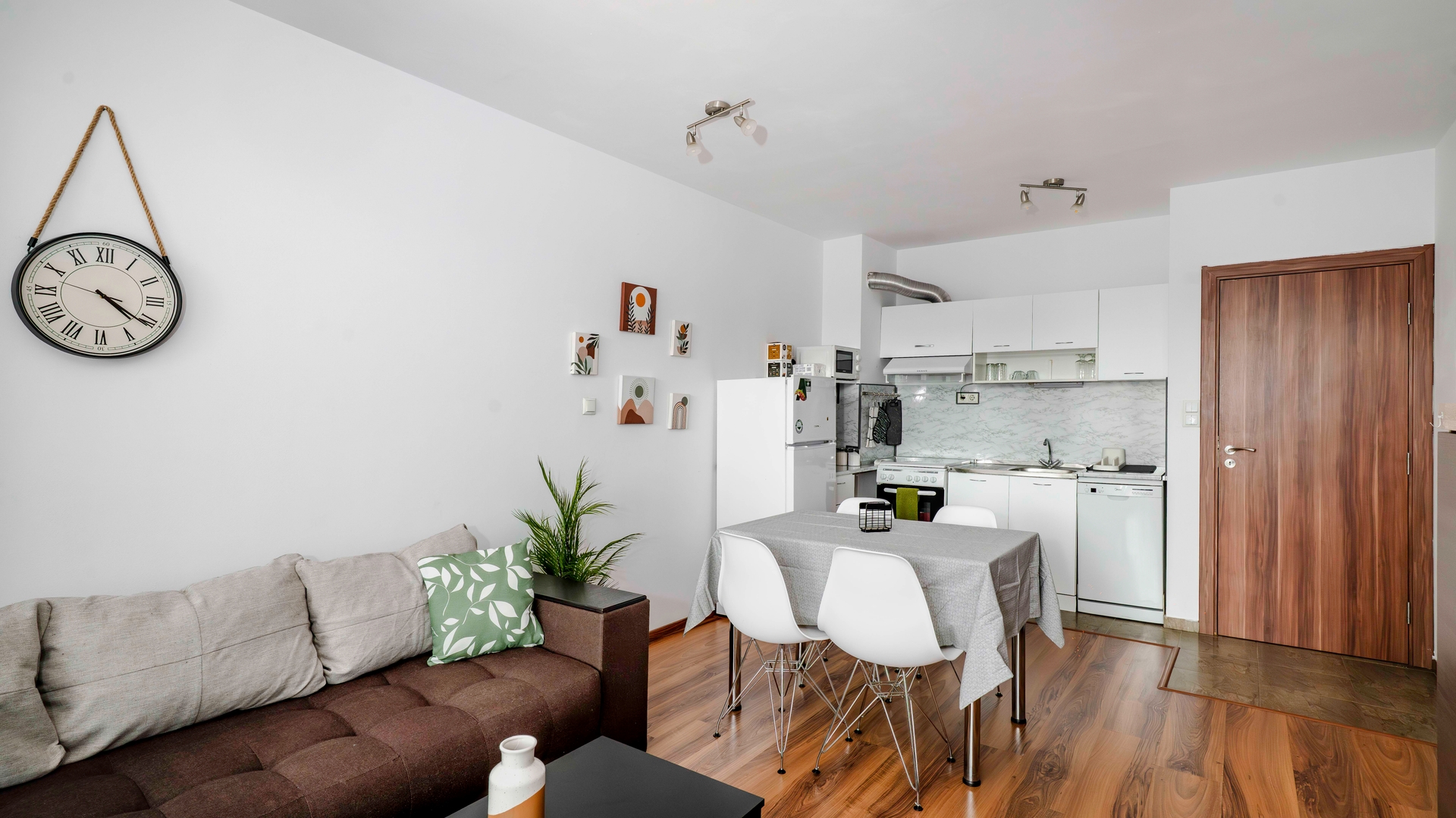 Terra Vibes ~ Central 1BD with balcony 9 Flat Manager Booking